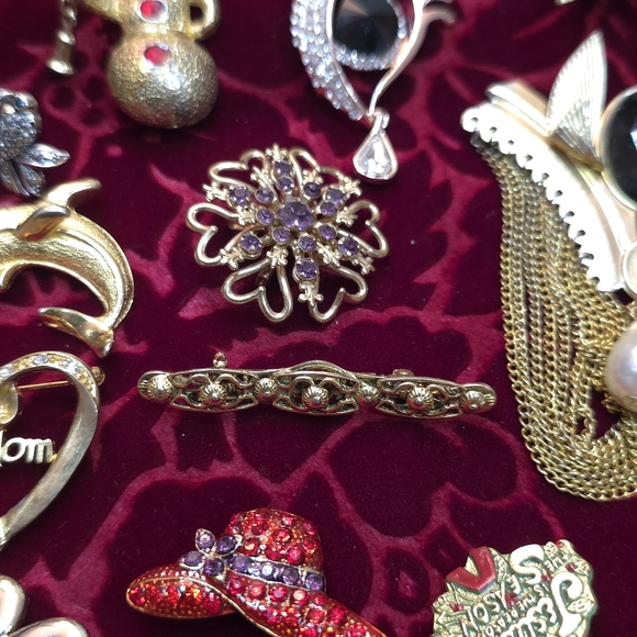 LOT OF 22 VINTAGE BROOCHES - Picture 9 of 13